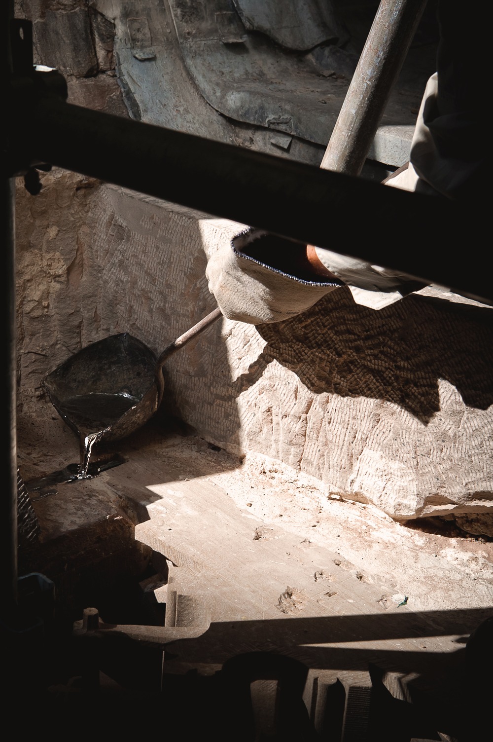 Coulage au plomb, chantier du portail Saint-Laurent, crédit : F.OND, photo : Simon Woolf