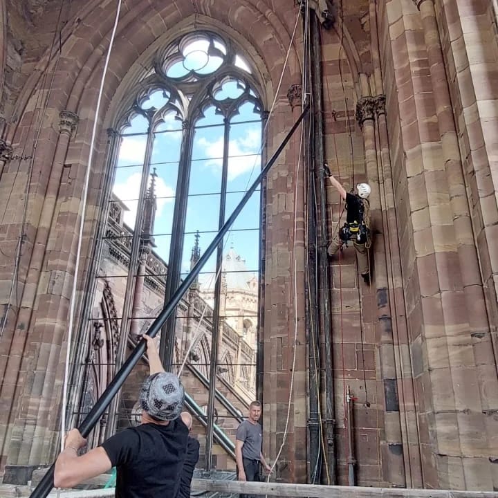 Pose d’une section de la colonne d’eau, dans la tour sud de la cathédrale, crédit : F.OND