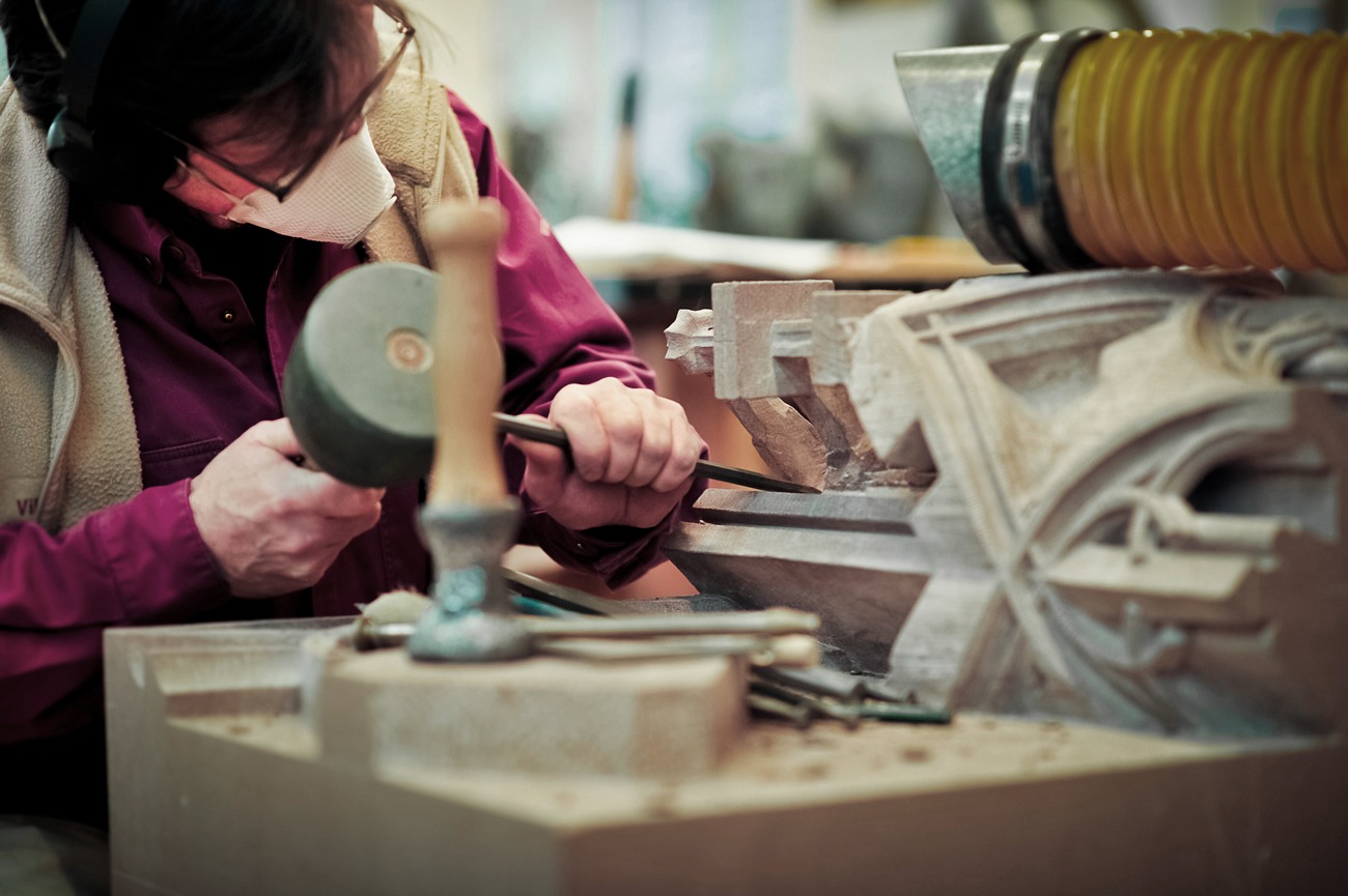 Double fût de pinacle ornementé avec frise, en cours de taille à l’atelier, portail Saint-Laurent, cathédrale de Strasbourg, crédit : F.OND, photo : Simon Woolf