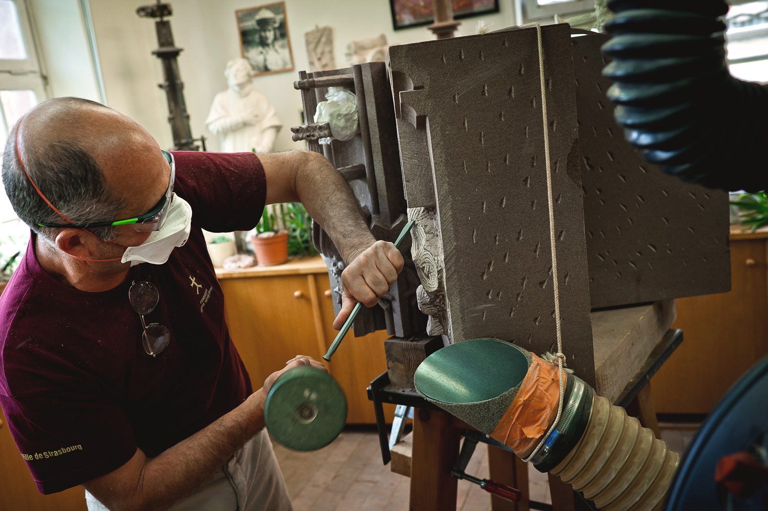 Albert Martz, responsable de l'atelier de sculpture et Meilleur Ouvrier de France, crédit : F.OND, photo : Simon Woolf