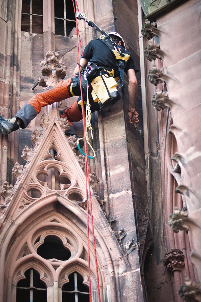 Intervention sur cordes, tourelle d’escalier, cathédrale de Strasbourg, crédit : F.OND, photo : Simon Woolf