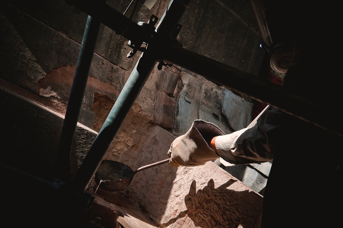 Coulage au plomb d’une agrafe, portail Saint-Laurent, cathédrale de Strasbourg, crédit : F.OND, photo : Simon Woolf