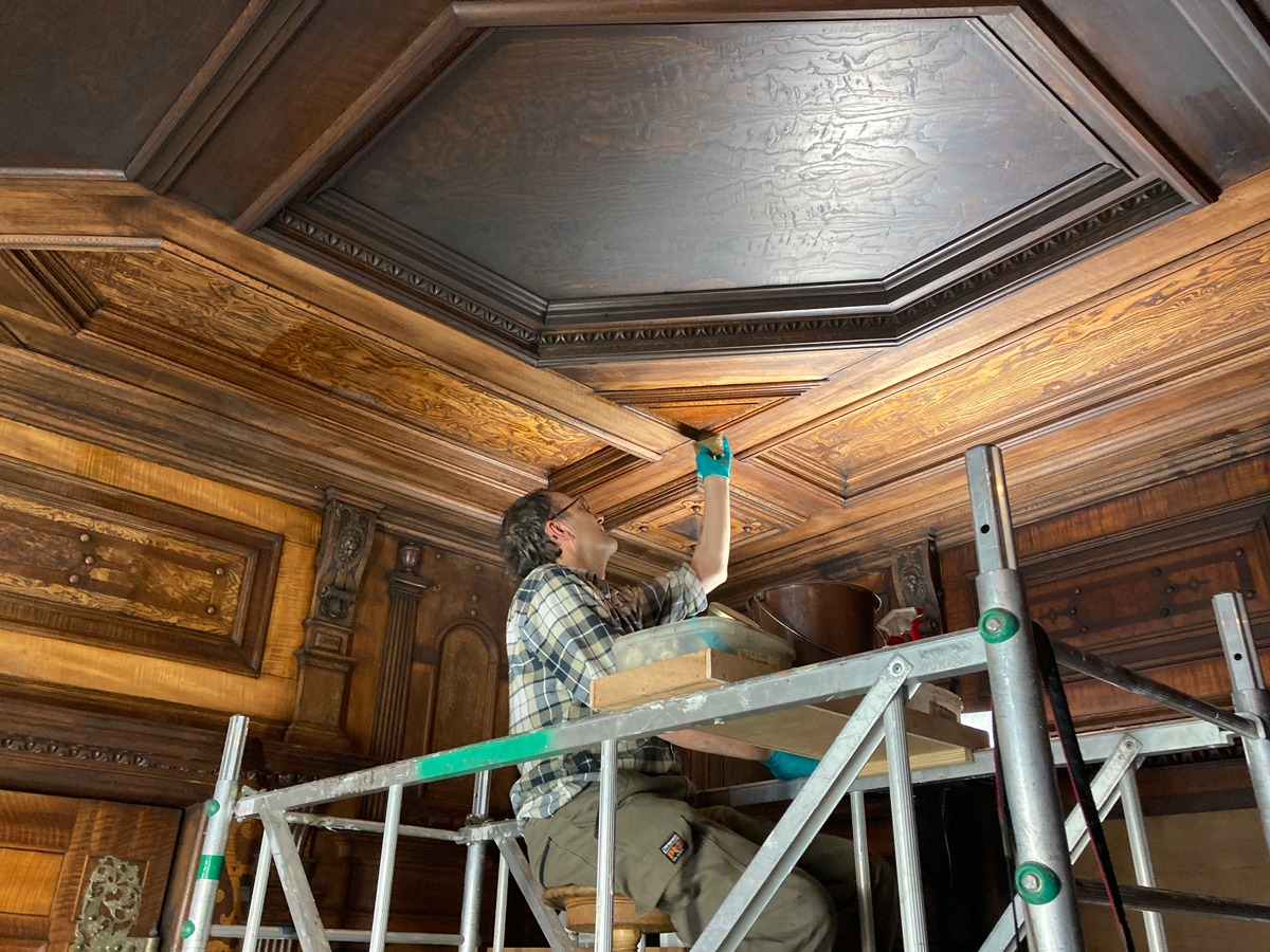 Vue du plafond en cours de nettoyage par Antoine Stroesser, photo : Jean-David Touchais