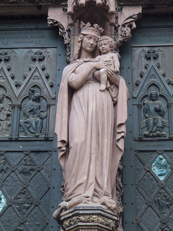 Statue de la Vierge à l'Enfant de Philippe Grass, portail du massif occidental, crédit : F.OND