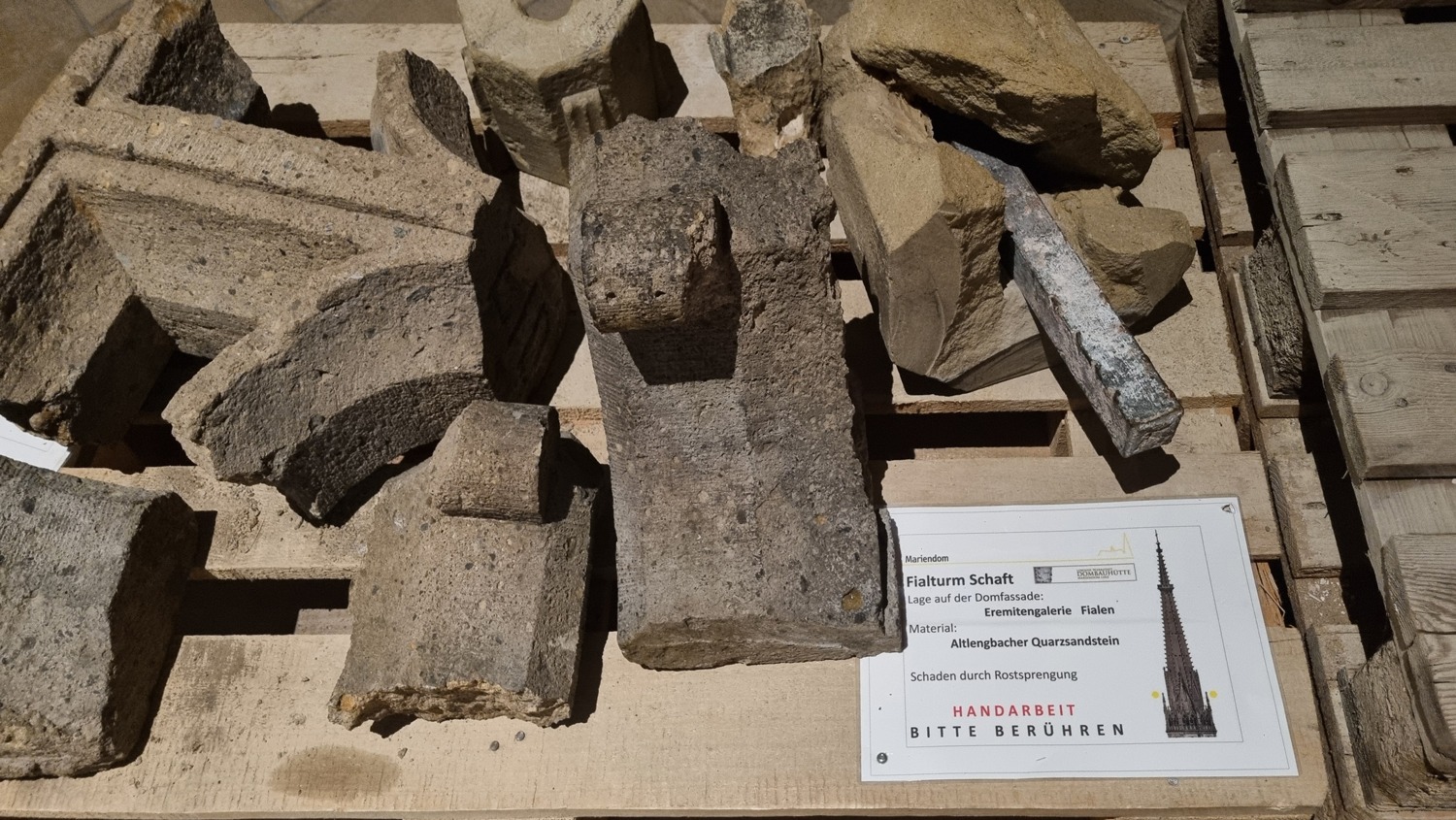 Fragments de pinacles de la tour, déposées et exposés dans la cathédrale de Linz, crédit : F.OND