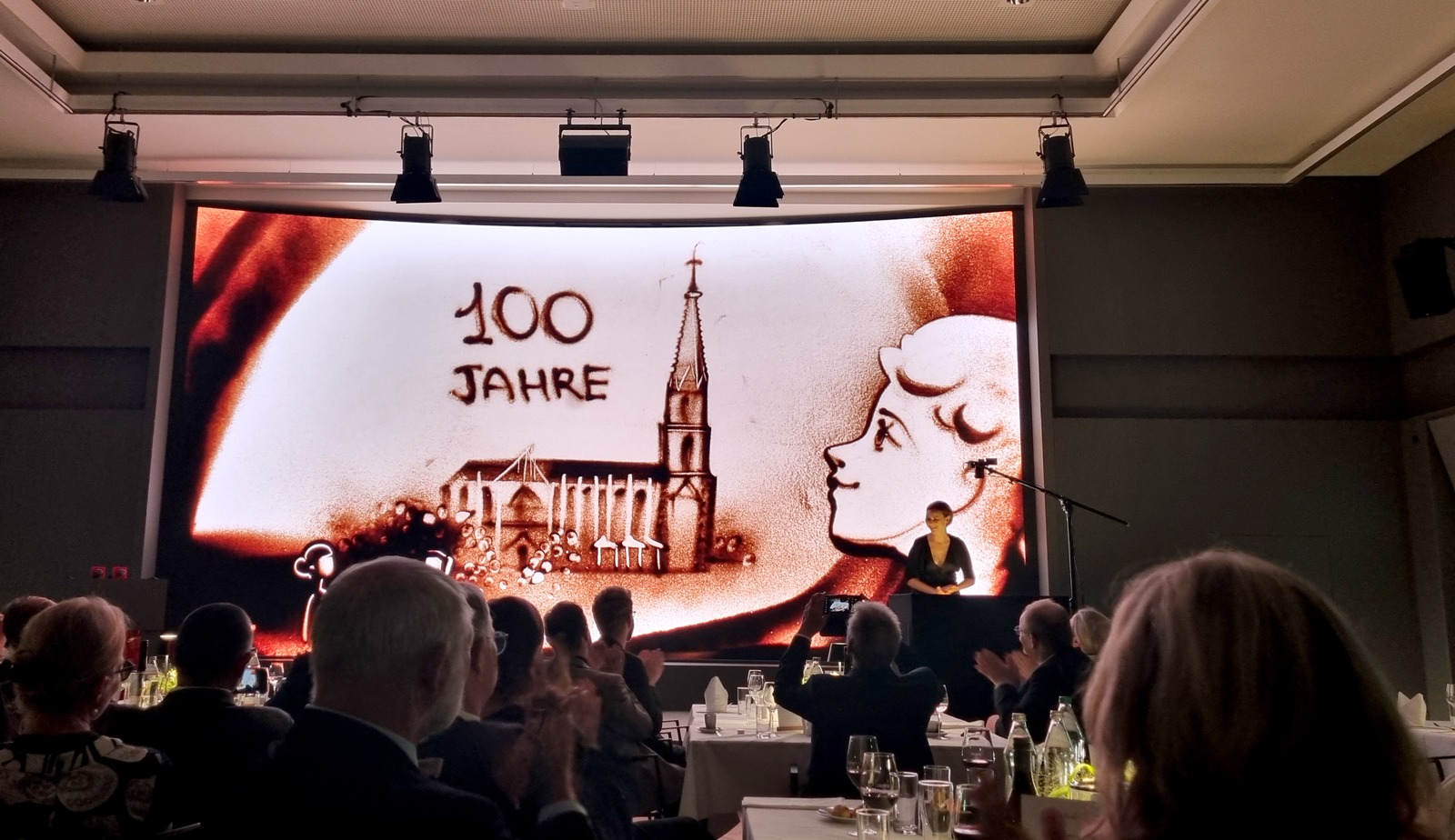 Soirée de clôture dans la chambre de commerce Linz, avec l'intervention d’une artiste qui a créé des tableaux avec du sable, crédit : F.OND