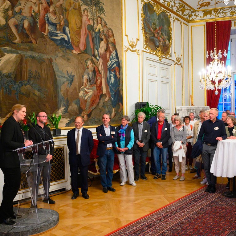 Mot d'accueil d'Anette Loeffel, architecte de la cathédrale de Berne et présidente de l'Association, au côté de Joël Steffen, adjoint à la Maire de Strasbourg, de Régis Martin, président de la Compagnie des Architectes en chef des Monuments historiques et de Pierre-Yves Caillault, ACMH de la cathédrale de Strasbourg, crédit : F.OND/ Eurométropole de Strasbourg, photo : Philippe Stirnweiss