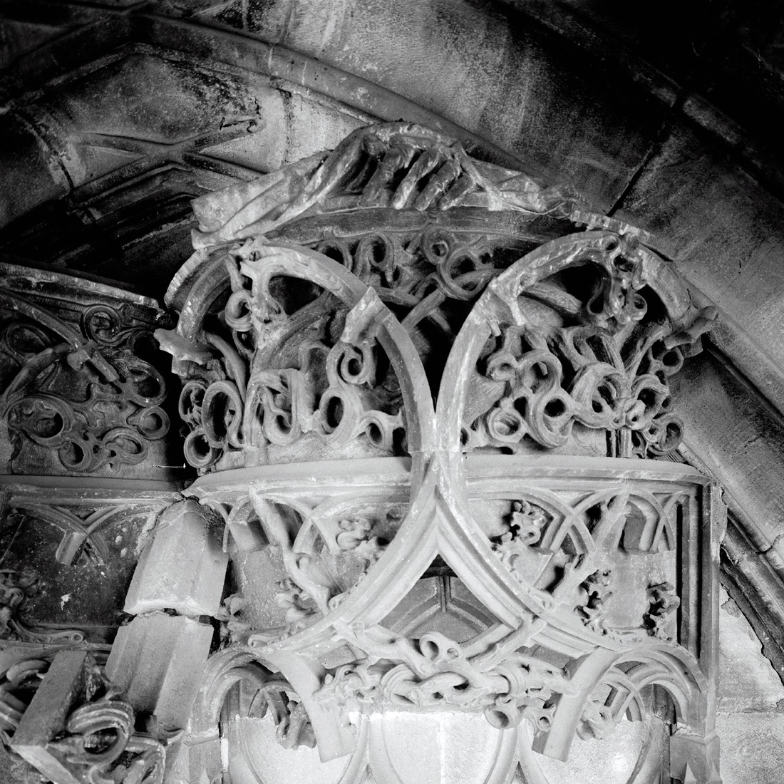 Balcon de droite du portail Saint-Laurent, photographie du début du XXe siècle, crédit : F.OND