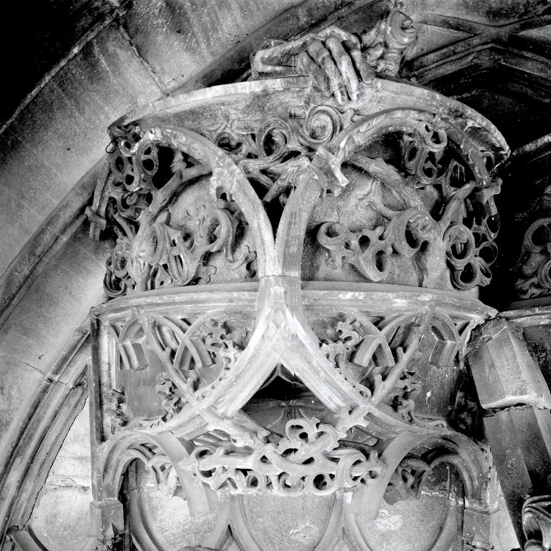 Portail Saint-Laurent, balcon de gauche, photographie du début du XXe siècle, crédit : F.OND