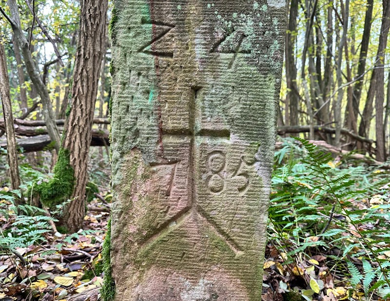 Borne située dans l'ancienne carrière de Gresswiller avec la marque de la Fondation de l'Œuvre Notre-Dame